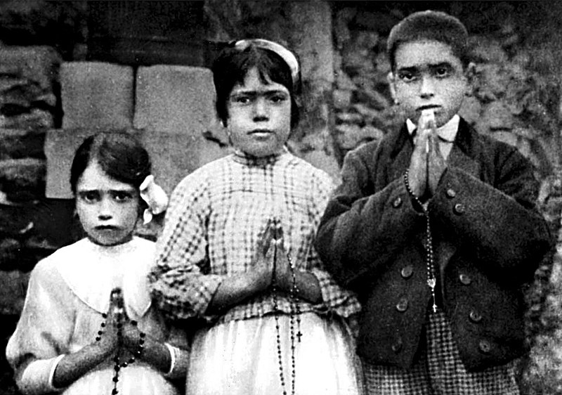 Fil:Fatima children with rosaries.jpg