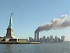 11 september-attackerna 2001: Rökpelaren från tvillingtornen World Trade Center, med Frihetsstatyn i förgrunden.