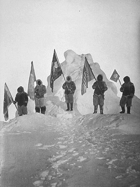 Fil:Peary Sledge Party and Flags at the Pole .jpg