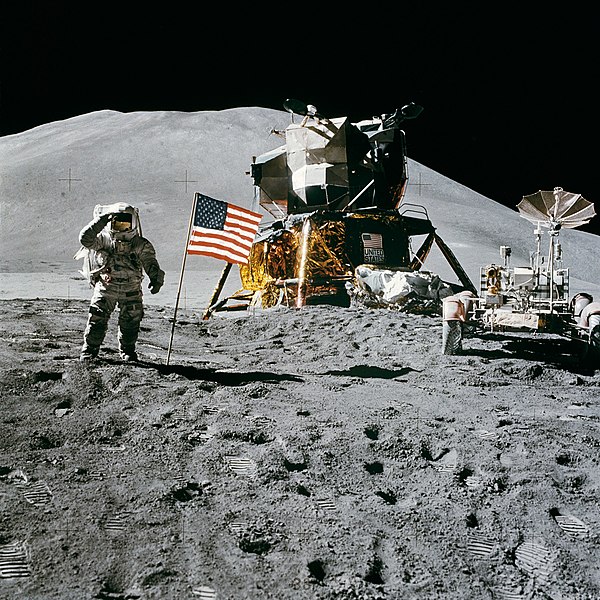 Fil:Apollo 15 flag, rover, LM, Irwin.jpg