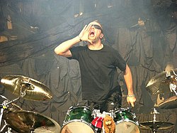 Lars Ulrich under en konsert 2004