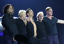 Depeche Mode i Barcelona den 11 februari 2006. Från vänster: Peter Gordeno, Christian Eigner, David Gahan, Martin L. Gore, Andrew Fletcher.