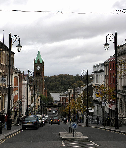 Fil:Shipquay Street Derry SMC 2005.jpg