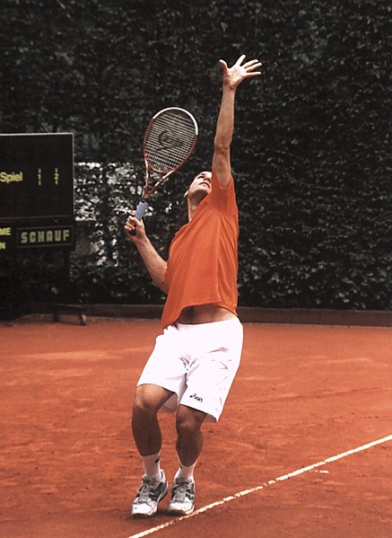 Fil:Tommy Haas serves.jpg